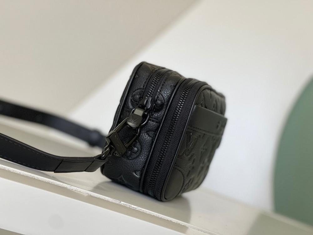 Modern Refined Studded Leather Shoulder Bag