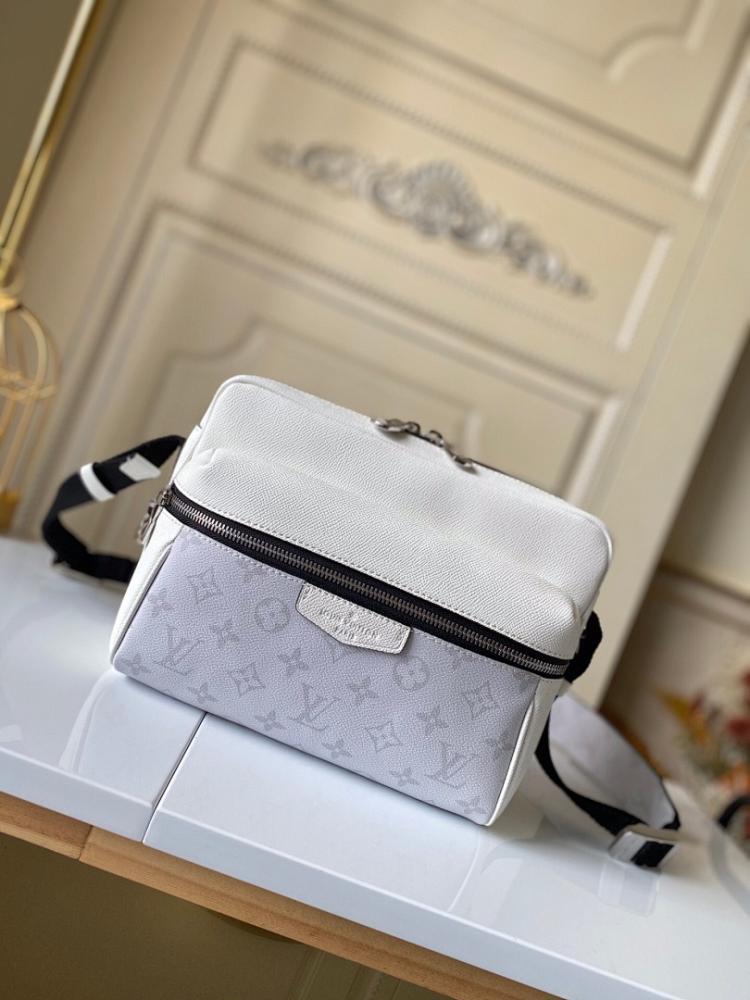 Stylish Silver Leather Shoulder Bag – Limited Edition