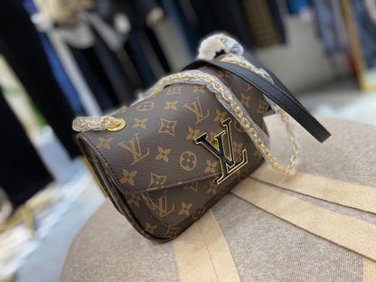 Modern Elegant Leather Shoulder Bag