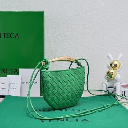 Stylish Refined Woven Shoulder Bag