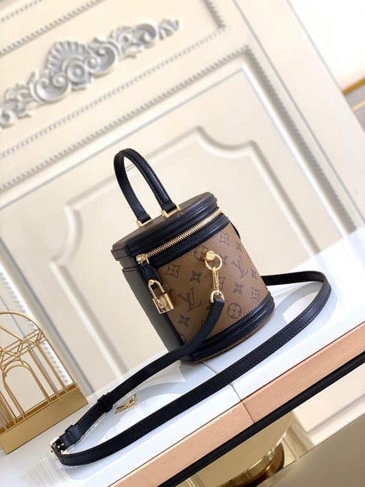 Alma Leather Shoulder Bag