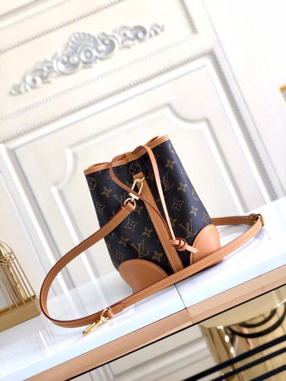 Modern Refined Bucket Bag