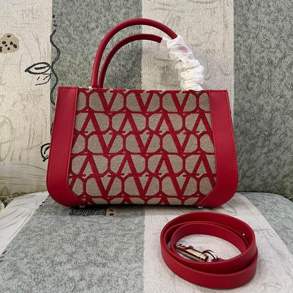 VLogo Signature Leather Shoulder Bag