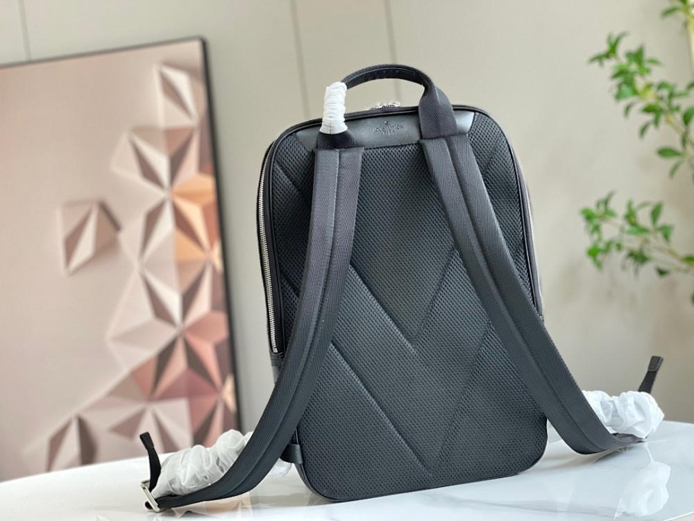 Elegant Refined Leather Crossbody Bag