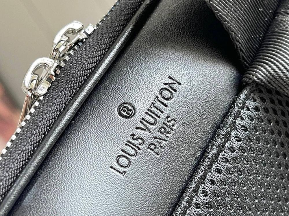 Elegant Refined Leather Crossbody Bag