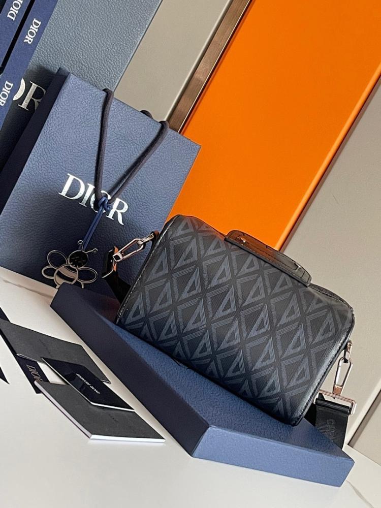 Elegant Grey Leather Shoulder Bag – Limited Edition