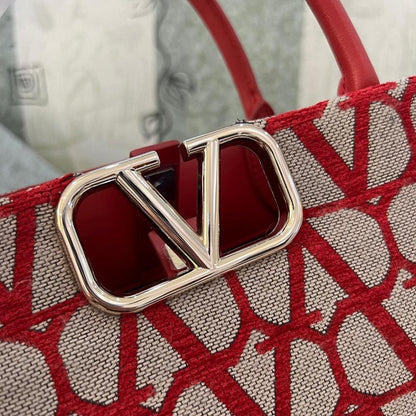 VLogo Signature Leather Shoulder Bag