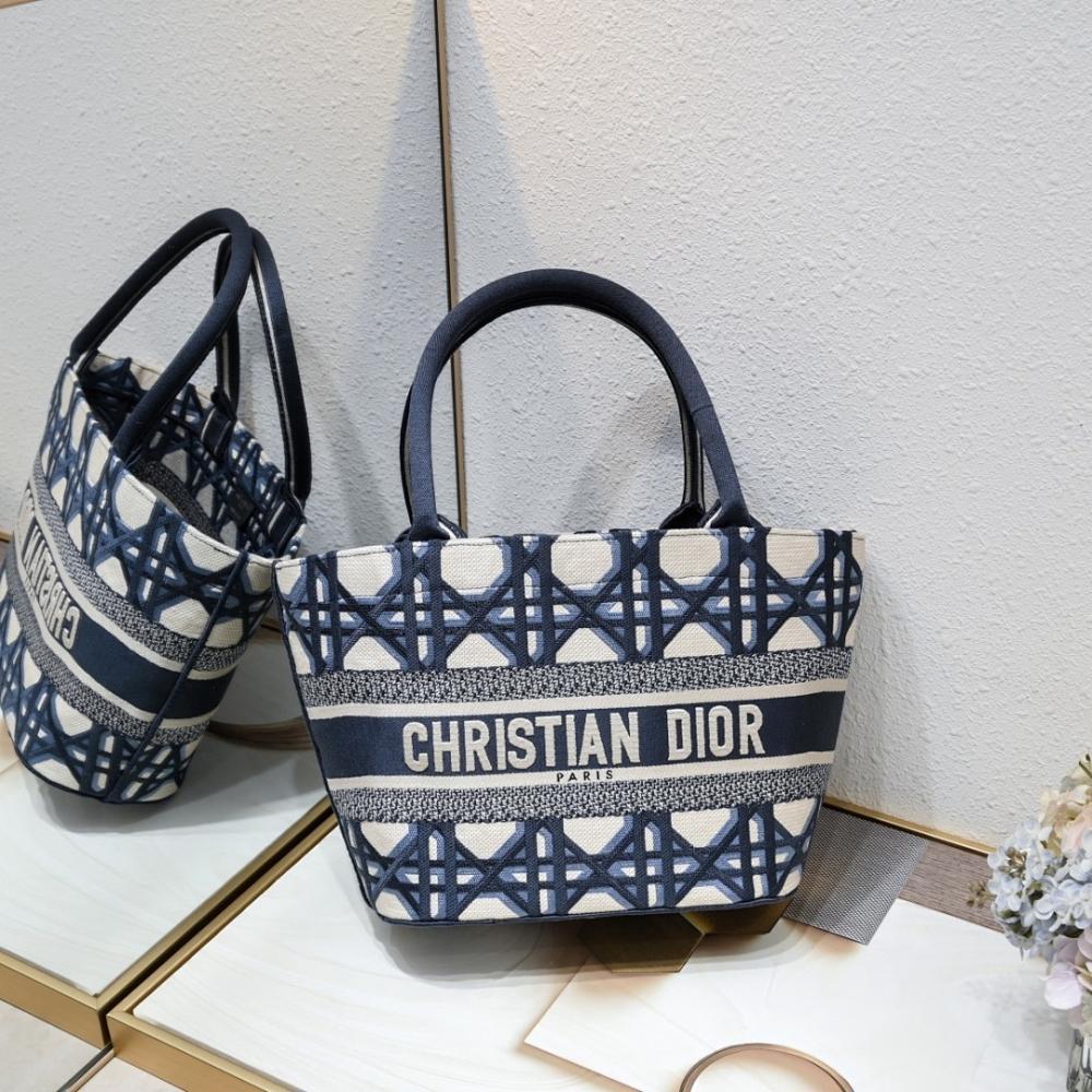 Classic Italian-Inspired Tote Bag