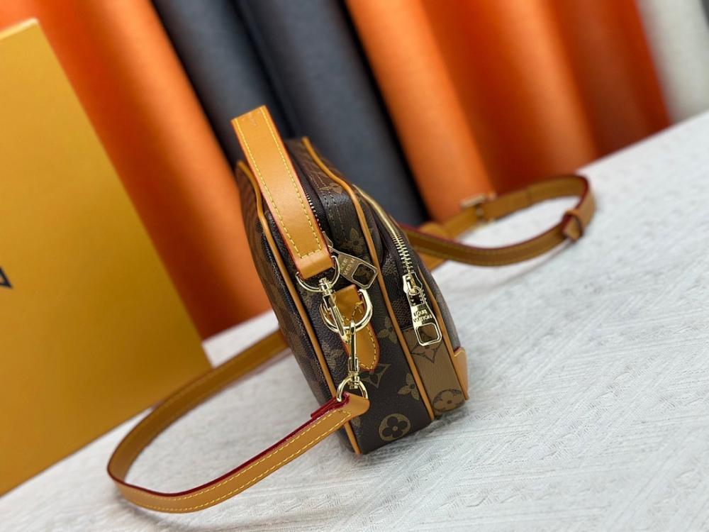 Modern Refined Black Shoulder Bag