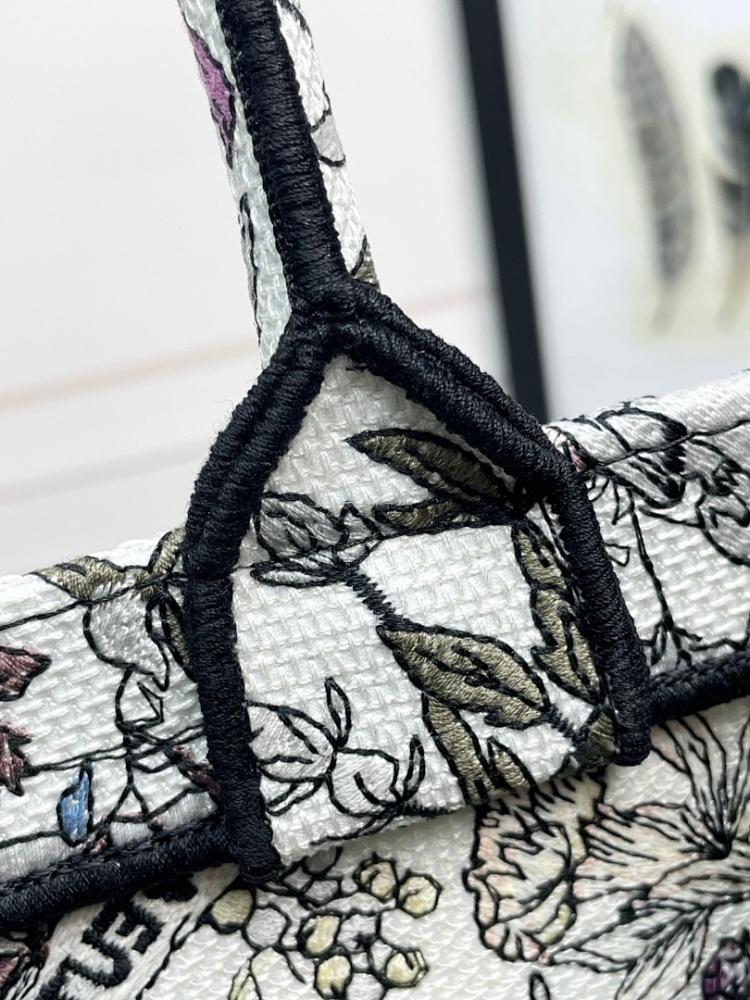 Modern Refined Embroidered Shoulder Bag