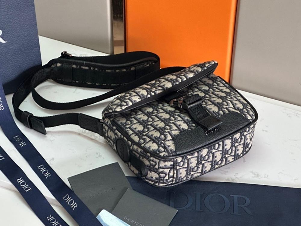 Modern Refined Black Quilted Jacquard Shoulder Bag