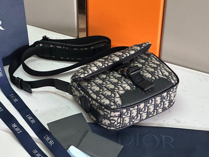 Modern Refined Black Quilted Jacquard Shoulder Bag