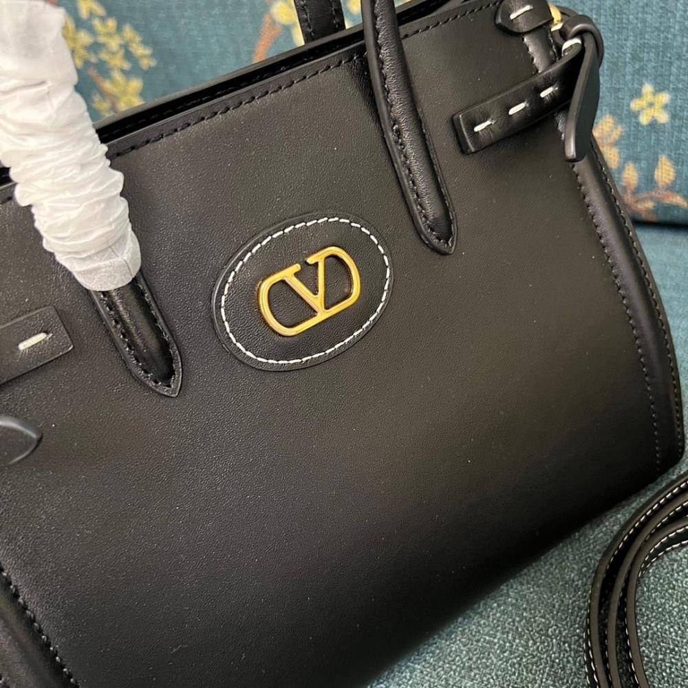 VLogo Signature Leather Shoulder Bag