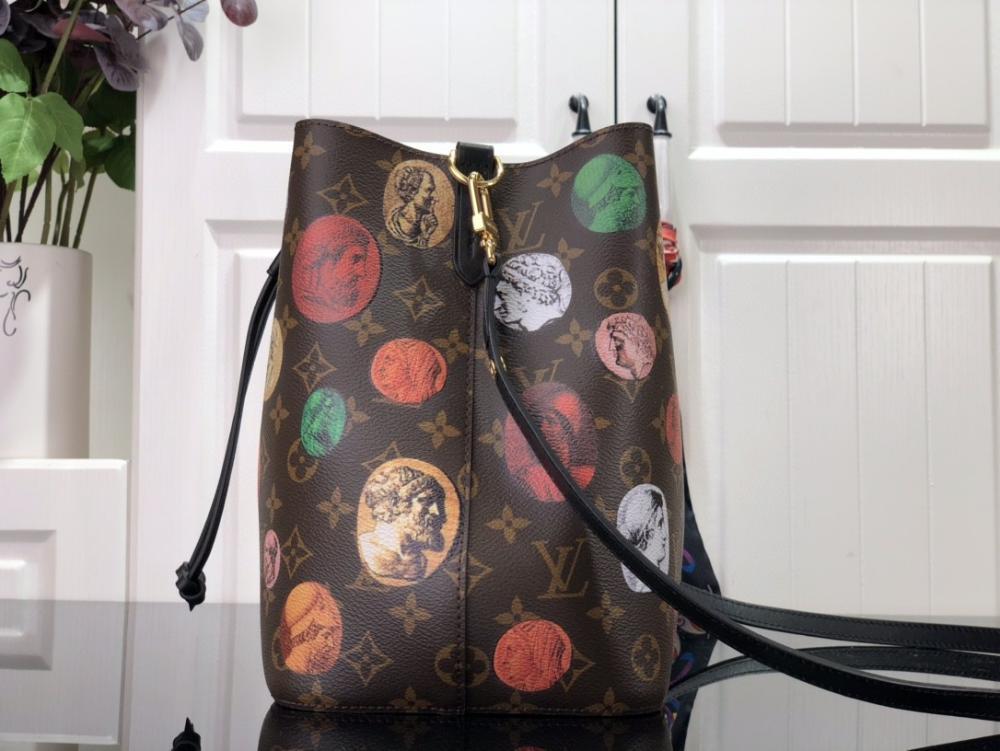 Elegant Leather Bucket Bag