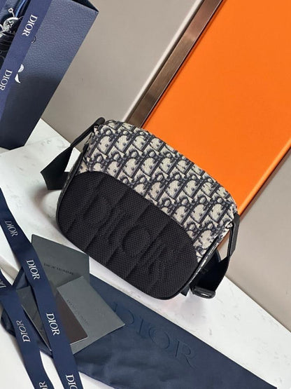 Modern Refined Black Quilted Jacquard Shoulder Bag