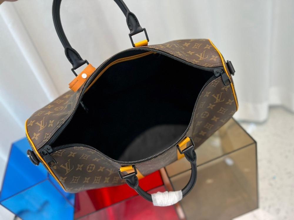 Elegant Refined Black Leather Crossbody Bag