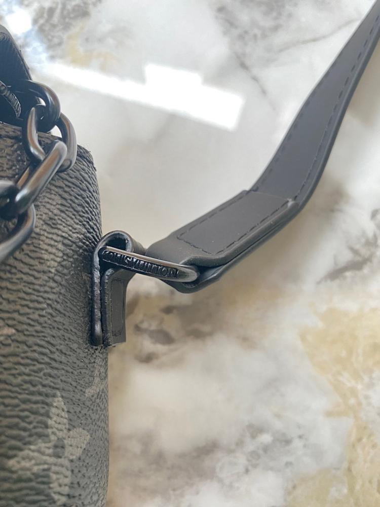 Modern Black Leather Shoulder Bag – Limited Edition
