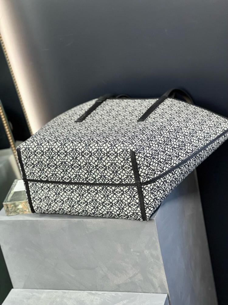 Modern Elegant Leather Tote Bag