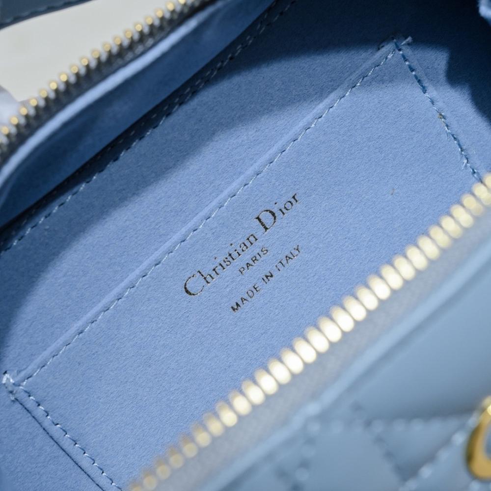 Elegant Stylish Calfskin Shoulder Bag – Limited Edition