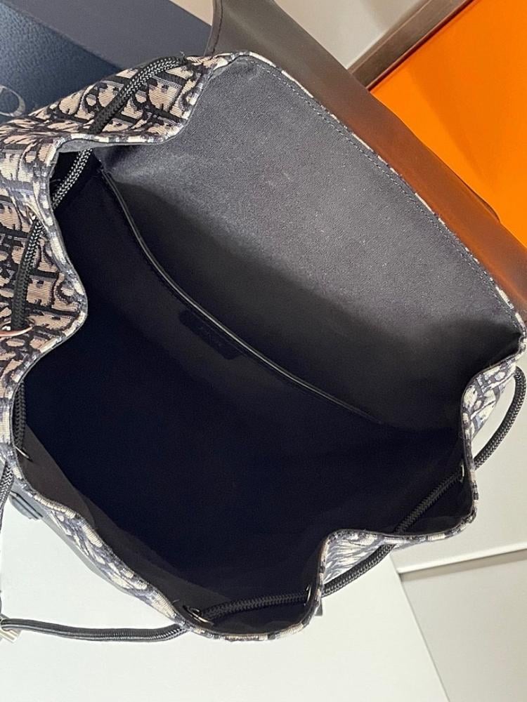 Stylish Calfskin Crossbody Bag – Limited Edition
