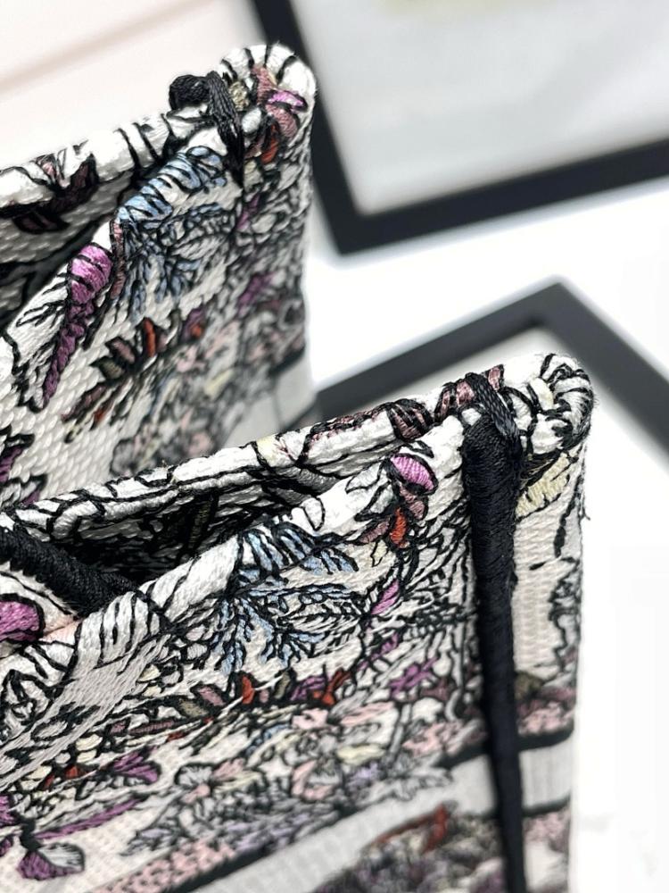 Modern Refined Embroidered Shoulder Bag