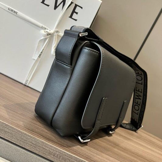 Elegant Leather Shoulder Bag – Limited Edition