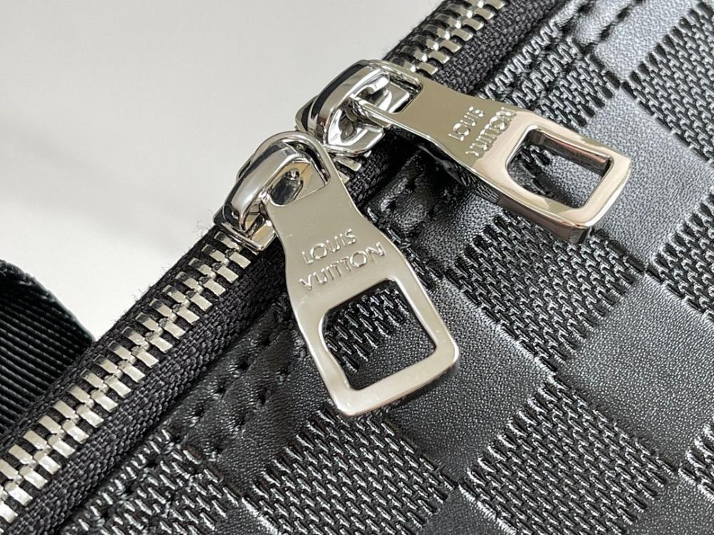 Elegant Refined Leather Crossbody Bag