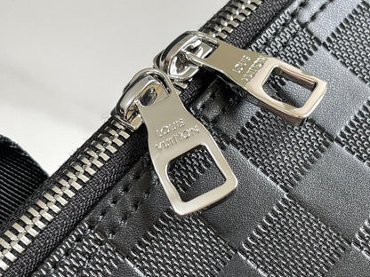 Elegant Refined Leather Crossbody Bag