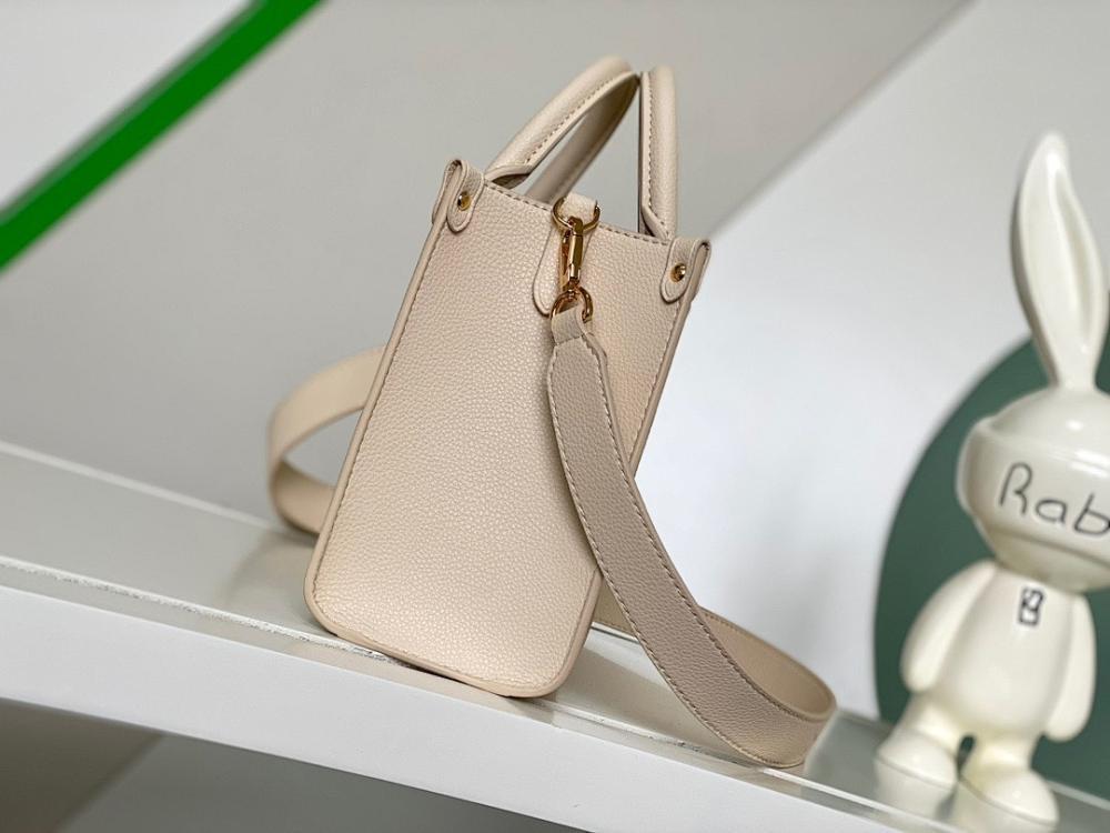Elegant Leather Shoulder Bag – Limited Edition