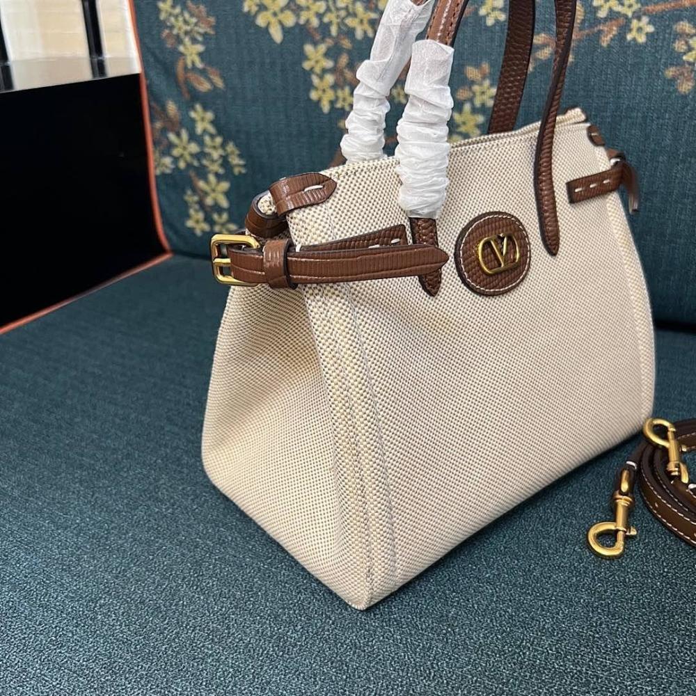 VLogo Signature Leather Shoulder Bag