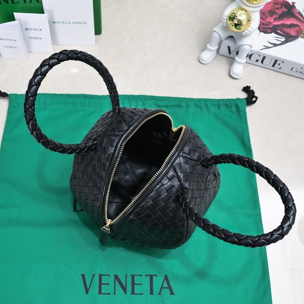 Stylish Refined Lambskin Shoulder Bag
