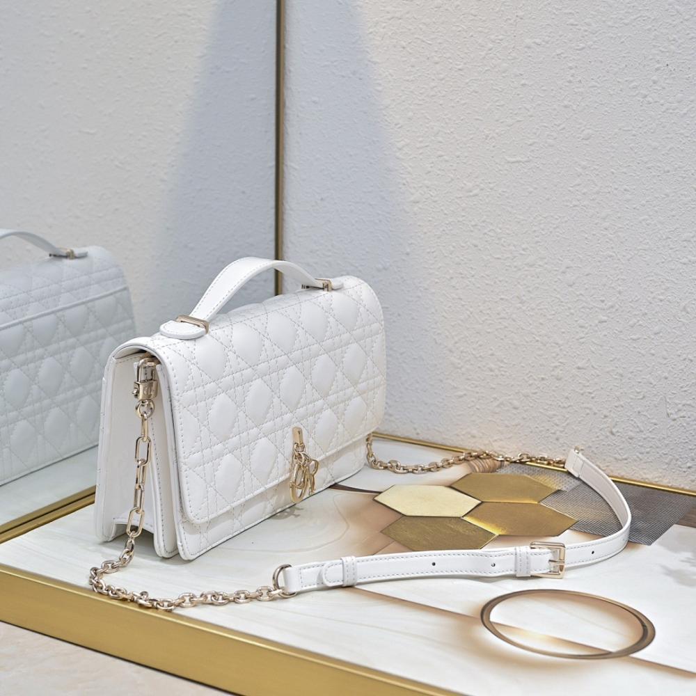 Elegant Refined Lambskin Shoulder Bag
