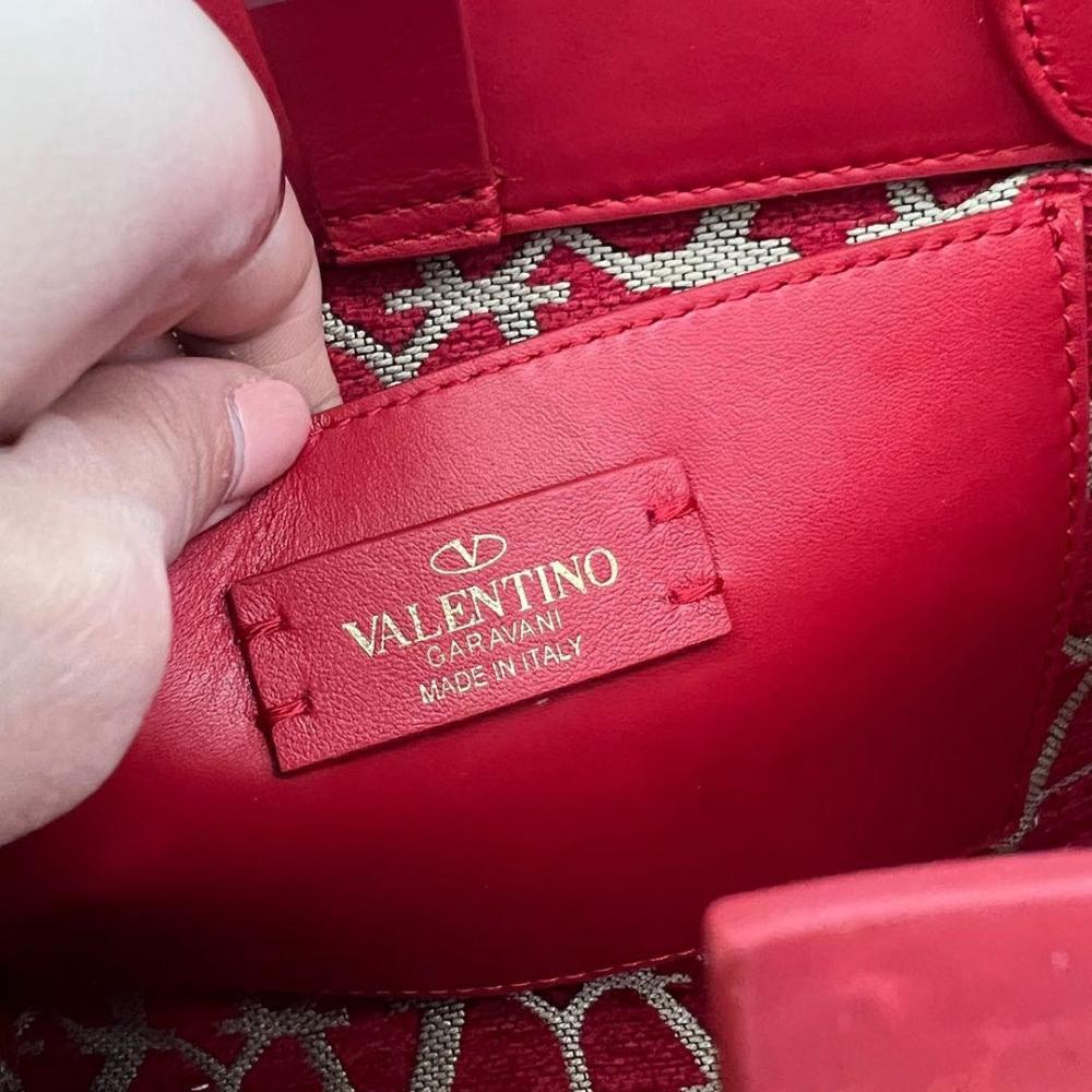 VLogo Signature Leather Shoulder Bag
