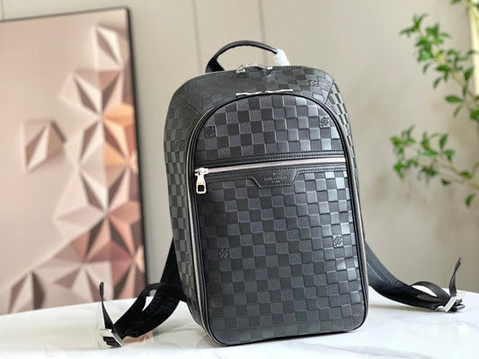 Elegant Refined Leather Crossbody Bag