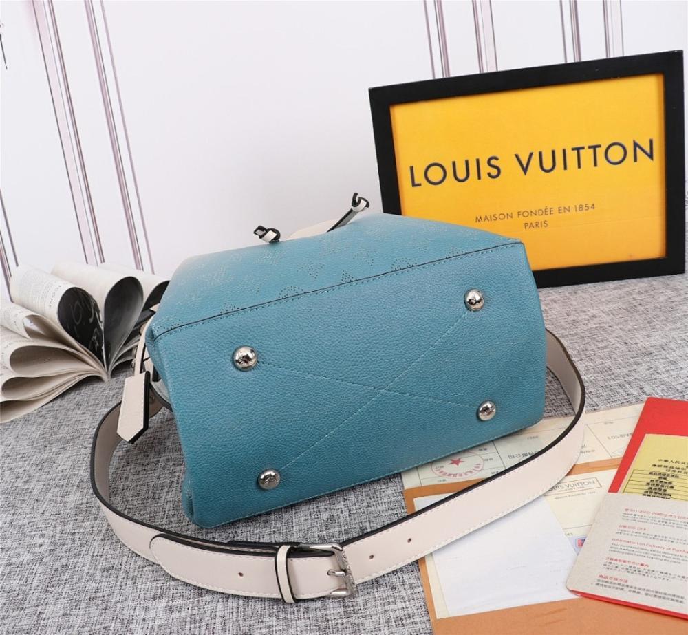 Stylish Woven Calfskin Bucket Bag – Limited Edition