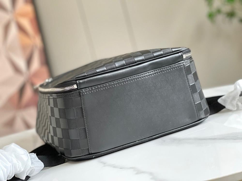 Elegant Refined Leather Crossbody Bag