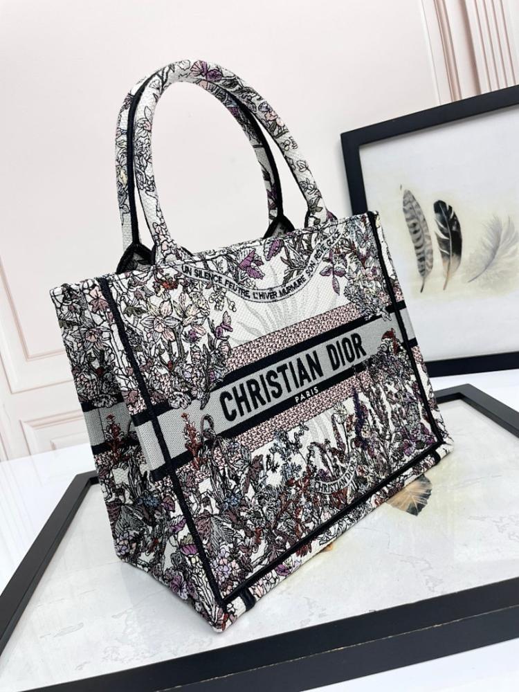 Modern Refined Embroidered Shoulder Bag