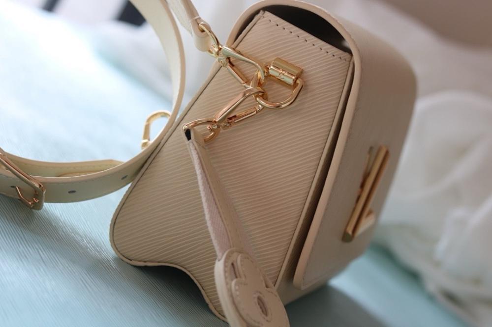 Elegant Refined Leather Shoulder Bag