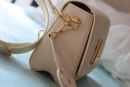 Elegant Refined Leather Shoulder Bag