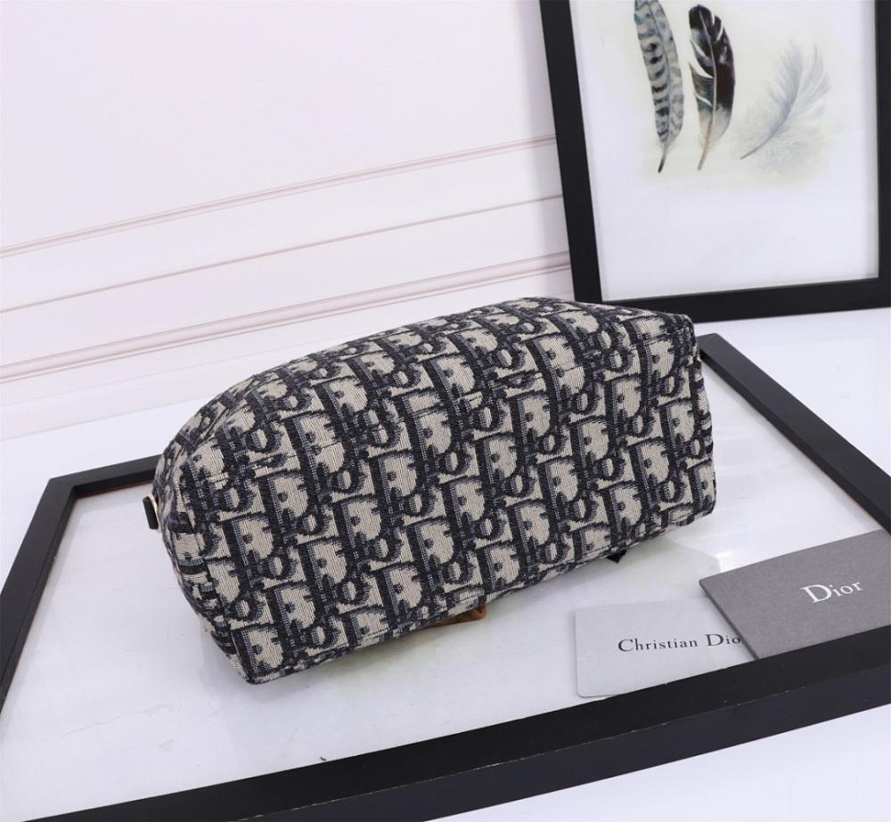 Luxury Embroidered Shoulder Bag – Limited Edition