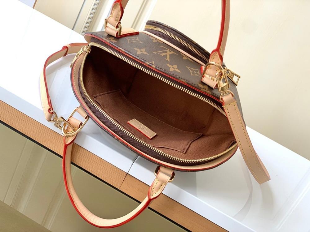 Luxury Leather Shoulder Bag – Limited Edition