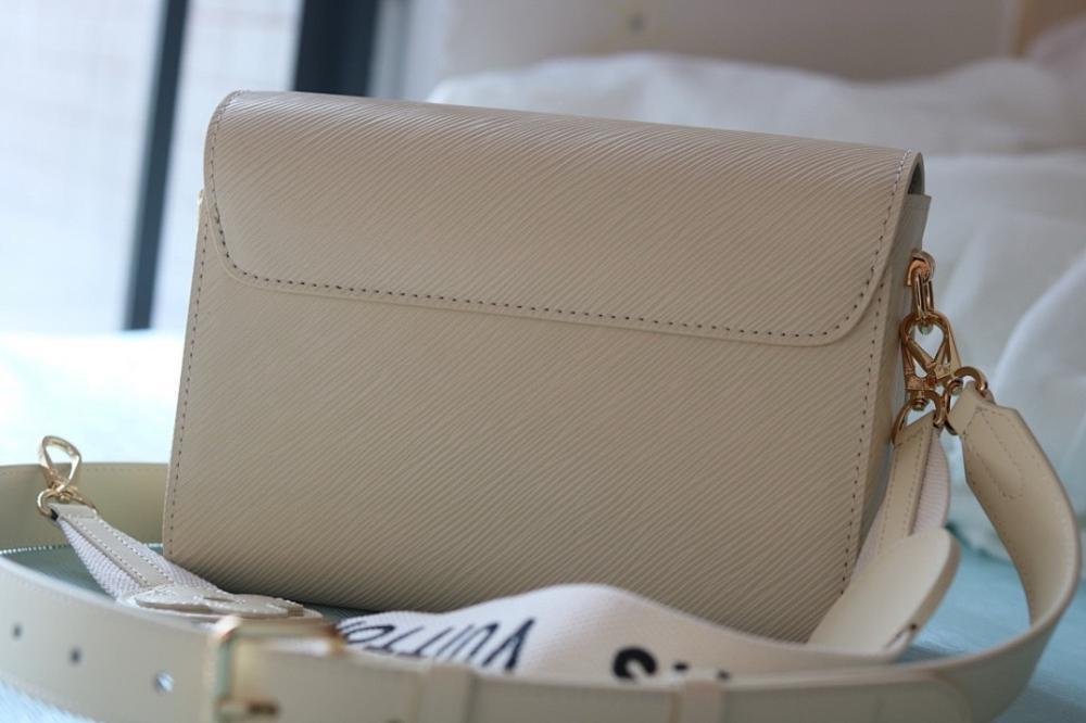 Elegant Refined Leather Shoulder Bag
