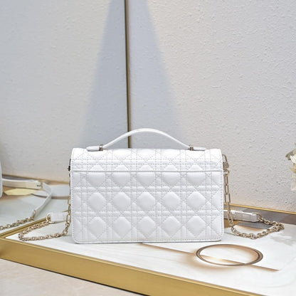 Elegant Refined Lambskin Shoulder Bag