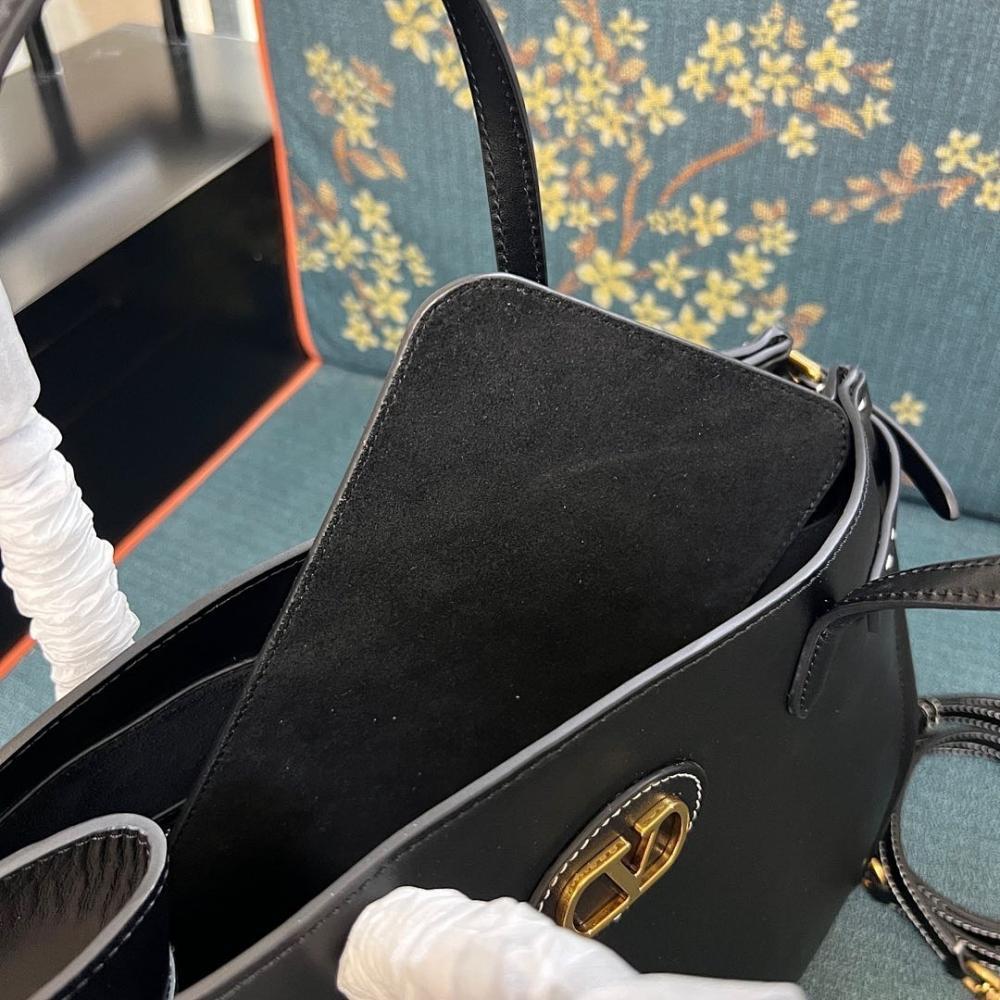 VLogo Signature Leather Shoulder Bag