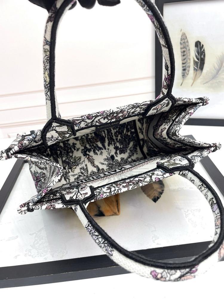 Modern Refined Embroidered Shoulder Bag