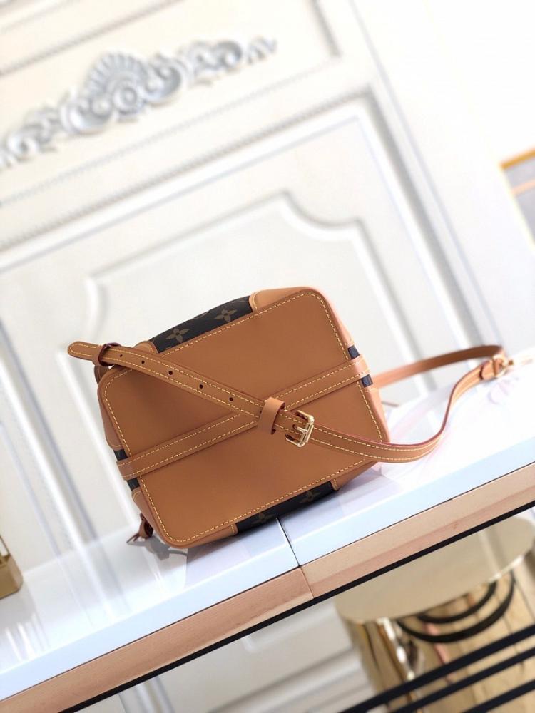 Modern Refined Bucket Bag
