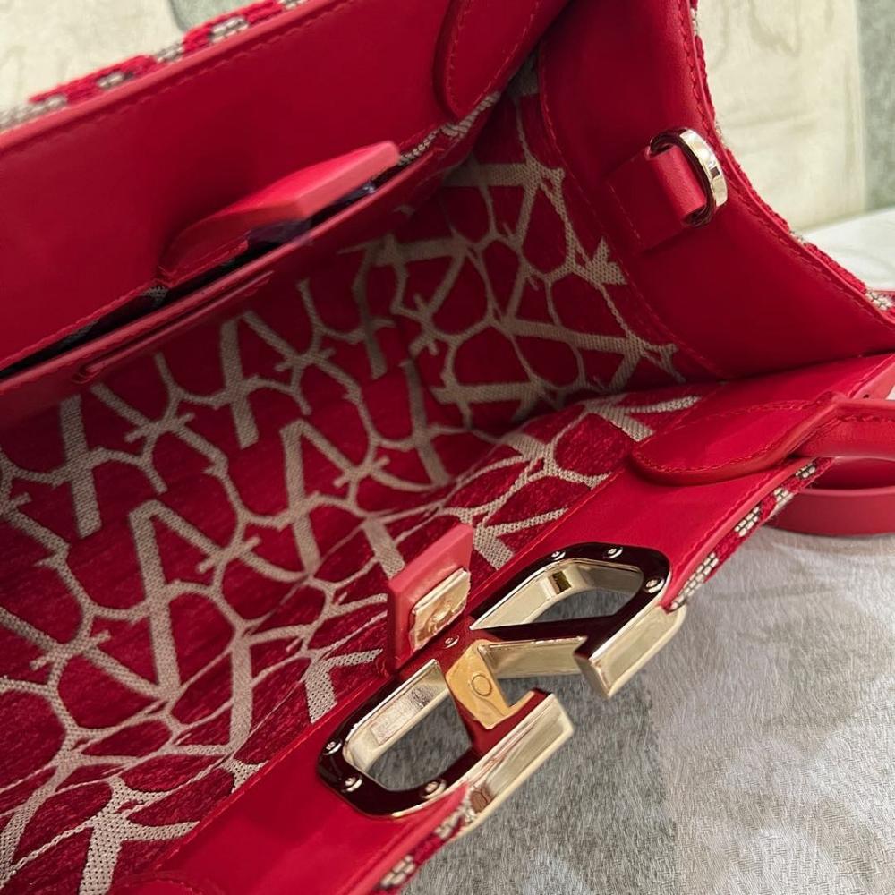 VLogo Signature Leather Shoulder Bag