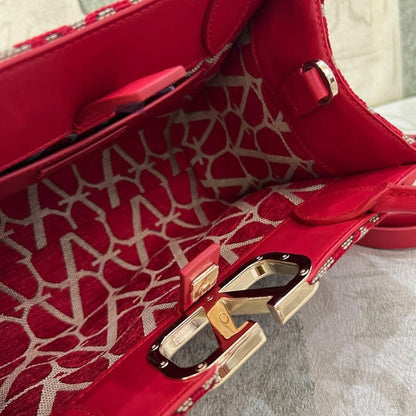 VLogo Signature Leather Shoulder Bag