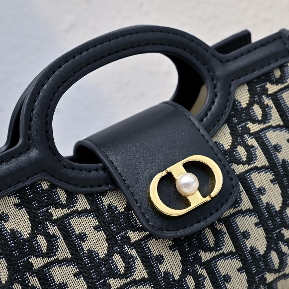 Modern Elegant Lambskin Shoulder Bag
