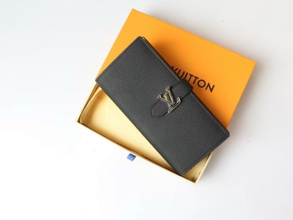 Capucines Leather Wallet
